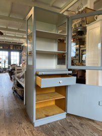 ( Verkocht ) Prachtige houten grijze vitrinekast.