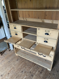 Oud grenen winkelkast. Kast is in 2 delen. ( onder/bovenkant )