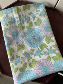 Sloop wit met blauwe bloemen en groene blaadjes