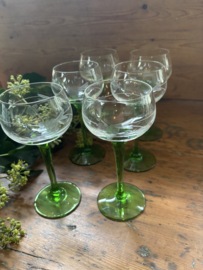 6 geslepen glazen op groene voet