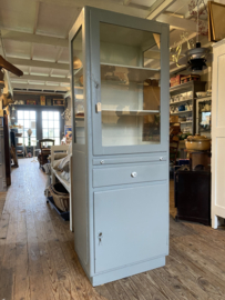 ( Verkocht ) Prachtige houten grijze vitrinekast.