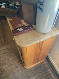 ( Verkocht ) Prachtig sfeervol oud grenen dressoir.