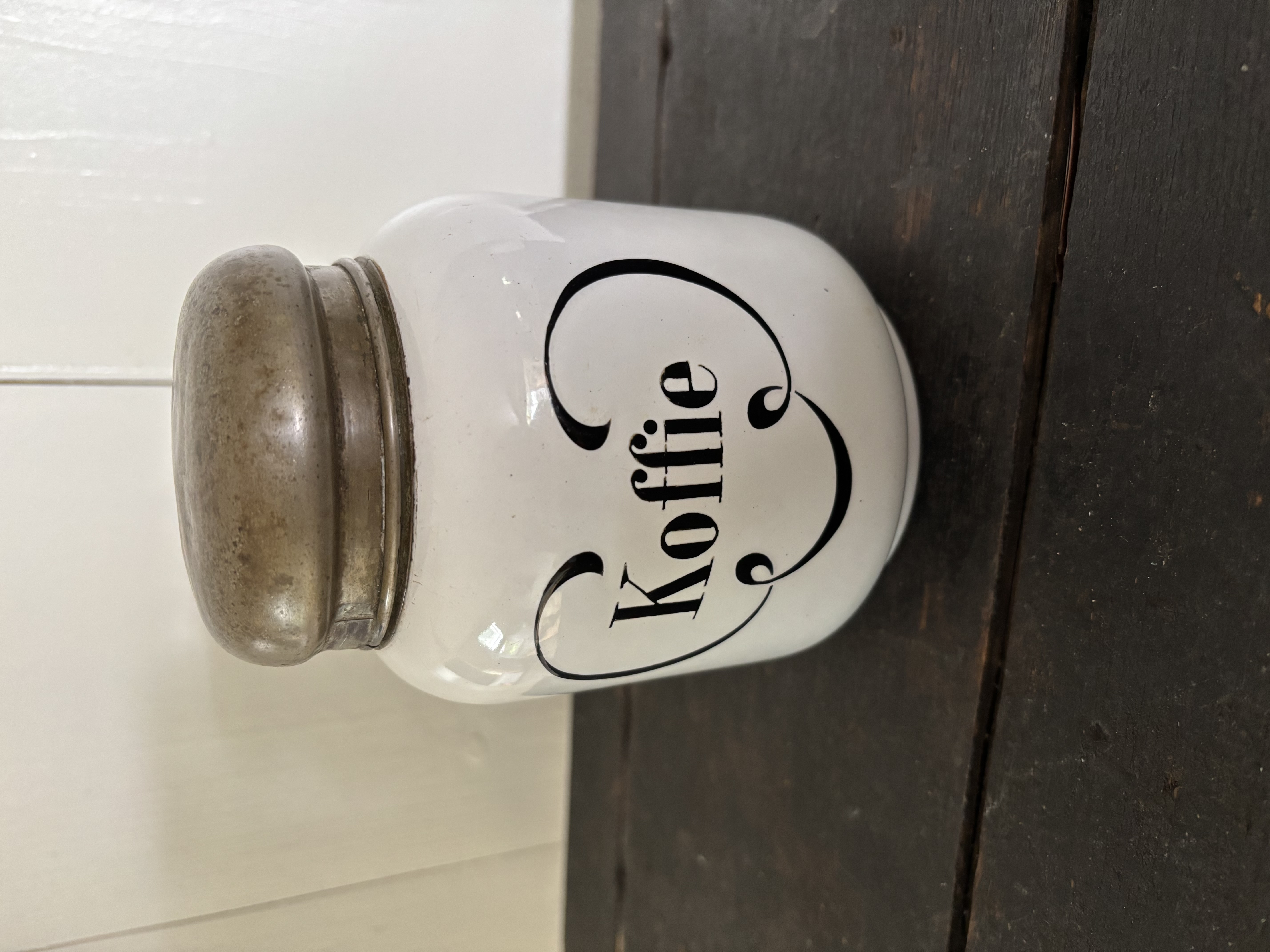 (Verkocht)Oude koffiebus wit met zwarte letter