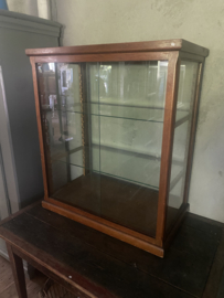 Grote orginele vitrine met schuifdeuren.