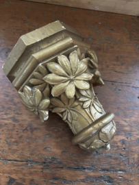 Console met bloemen