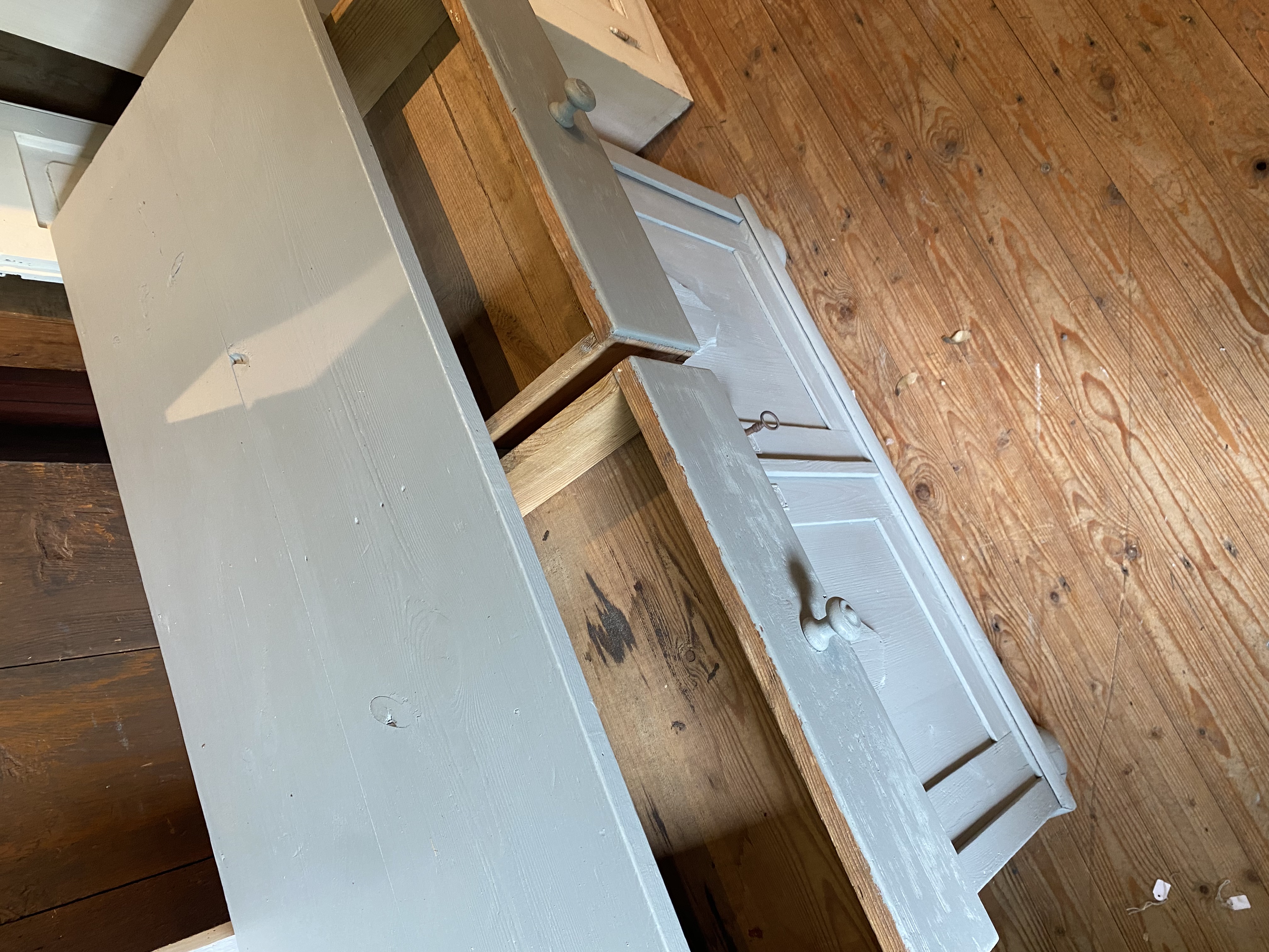 Grijze kast / commode met 2 bovenlades