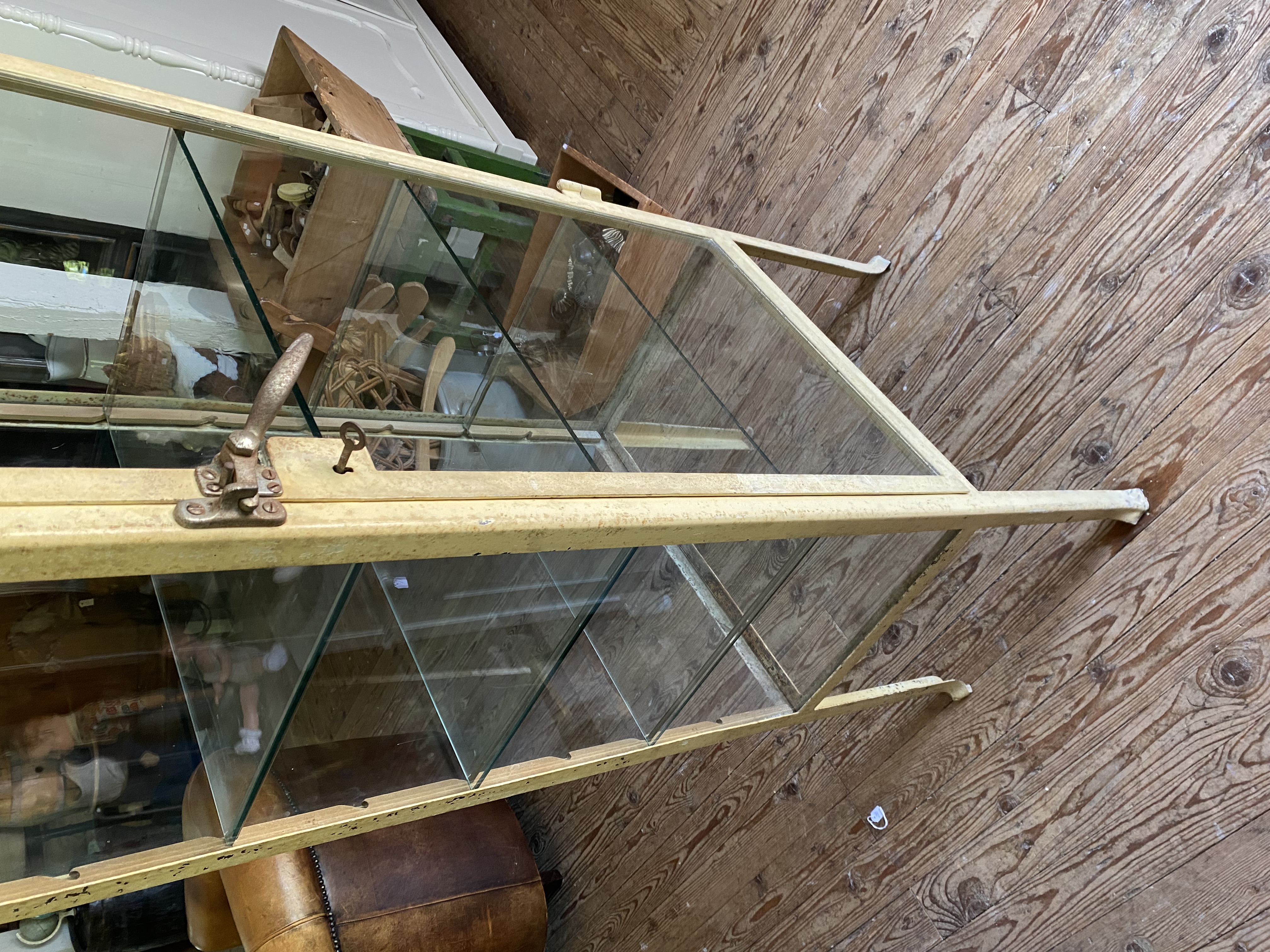 Orginele dokterskast / vitrine met nog het oude glas
