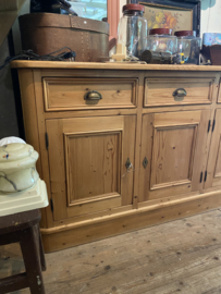 ( Verkocht ) Prachtig sfeervol oud grenen dressoir.