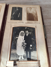 Fotoalbum gevuld met oude foto’s