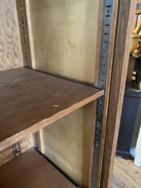 Roldeurkast met verstelbare planken.