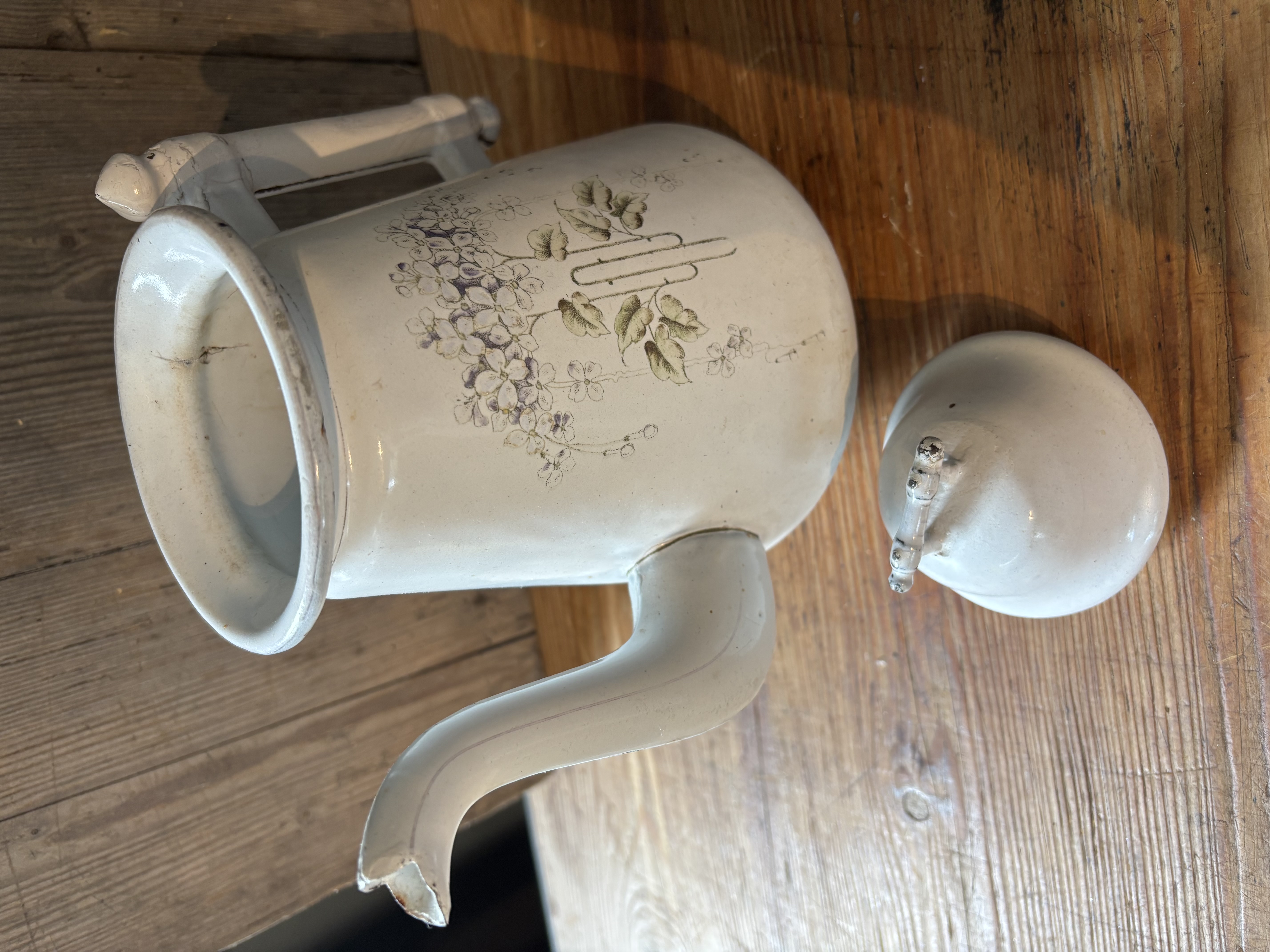 Oude witte kan met bloemen
