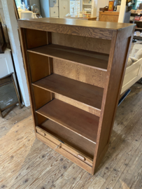 Roldeurkast met verstelbare planken.