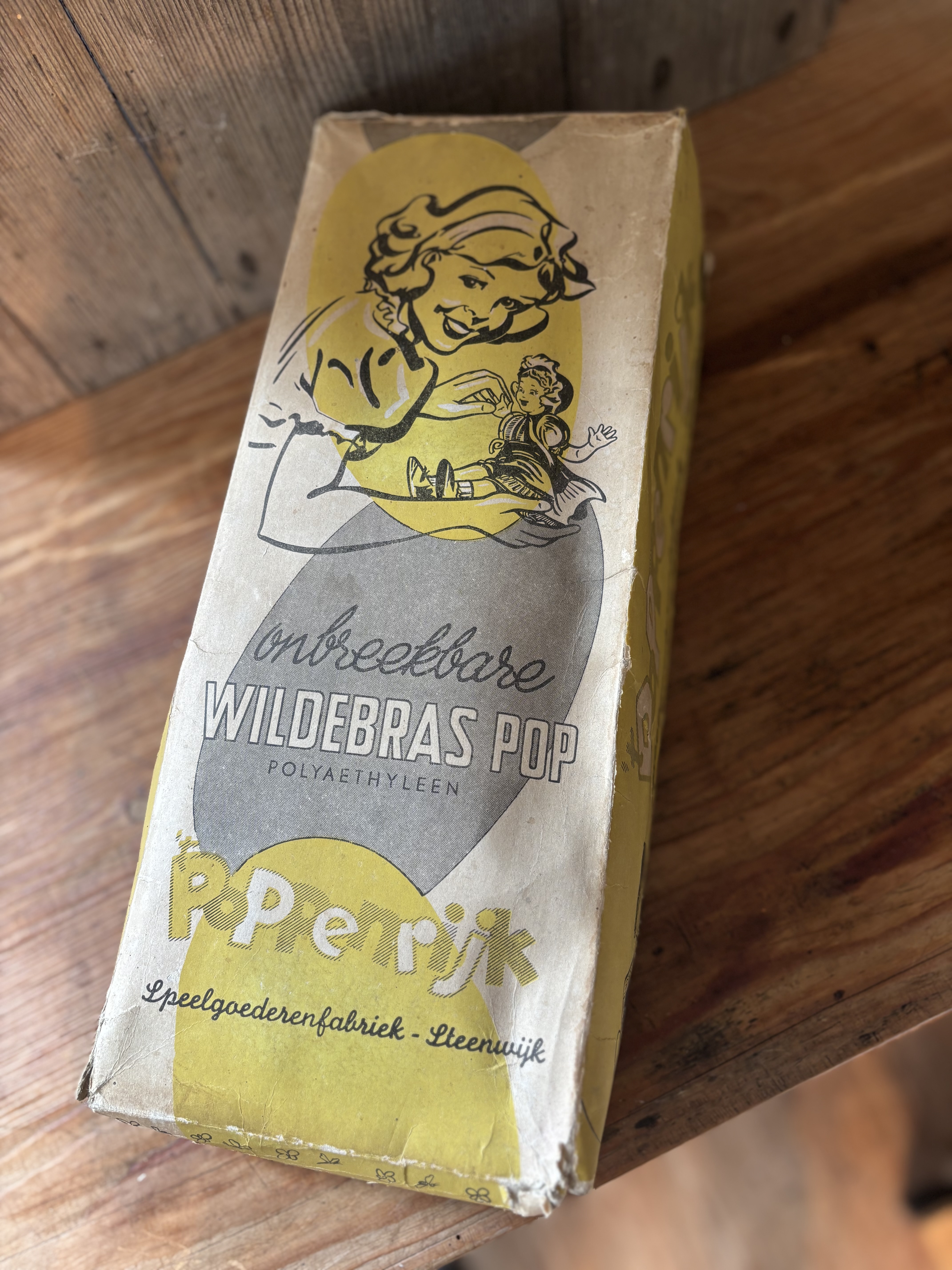 Wildebras pop met doos