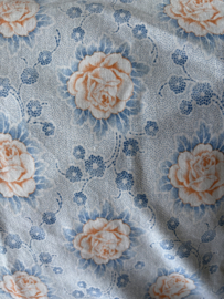 Blauw kussen met roze roos