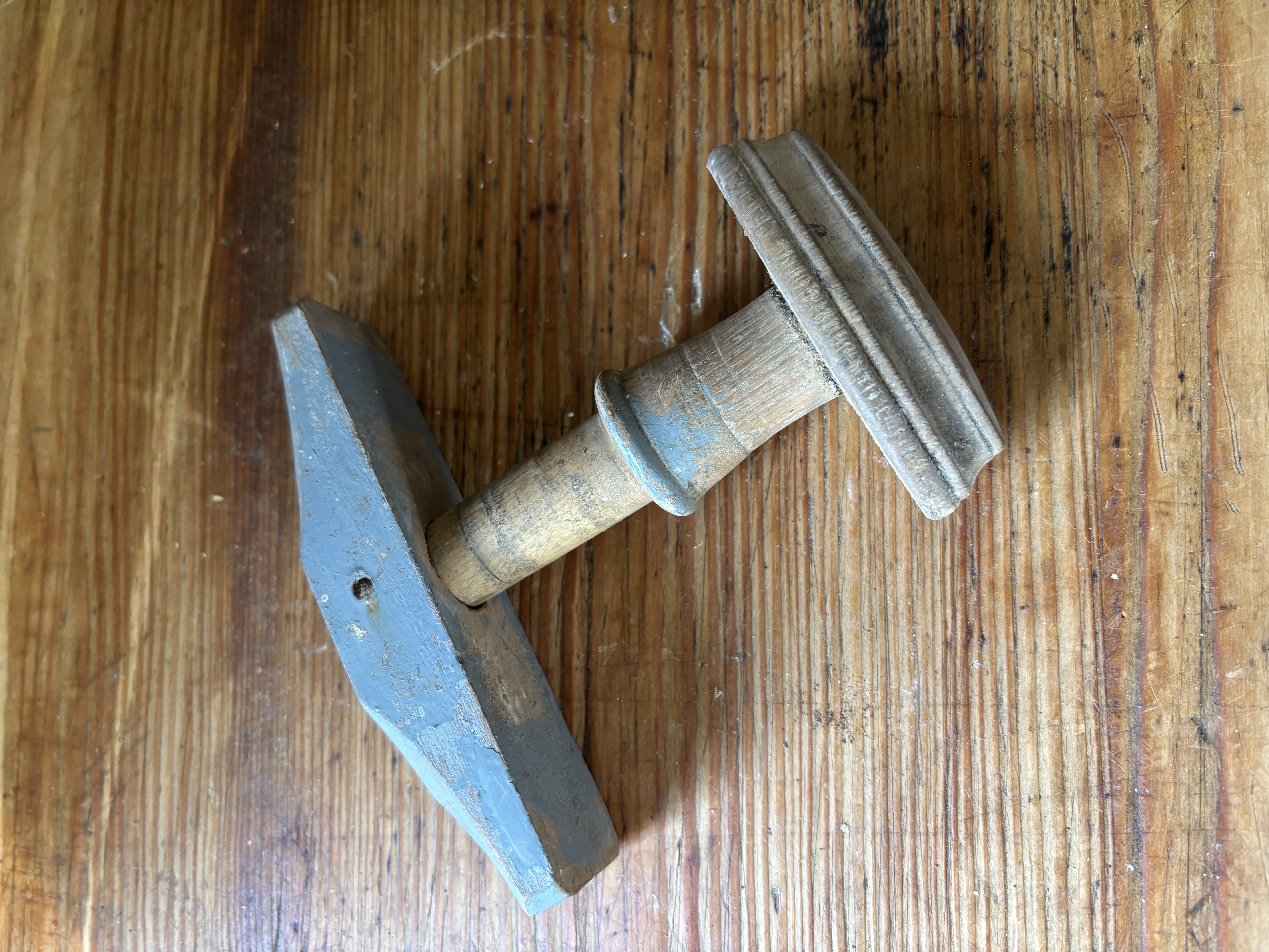 Enkele knop met grijze achterkant nr 19