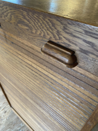 Roldeurkast met verstelbare planken.