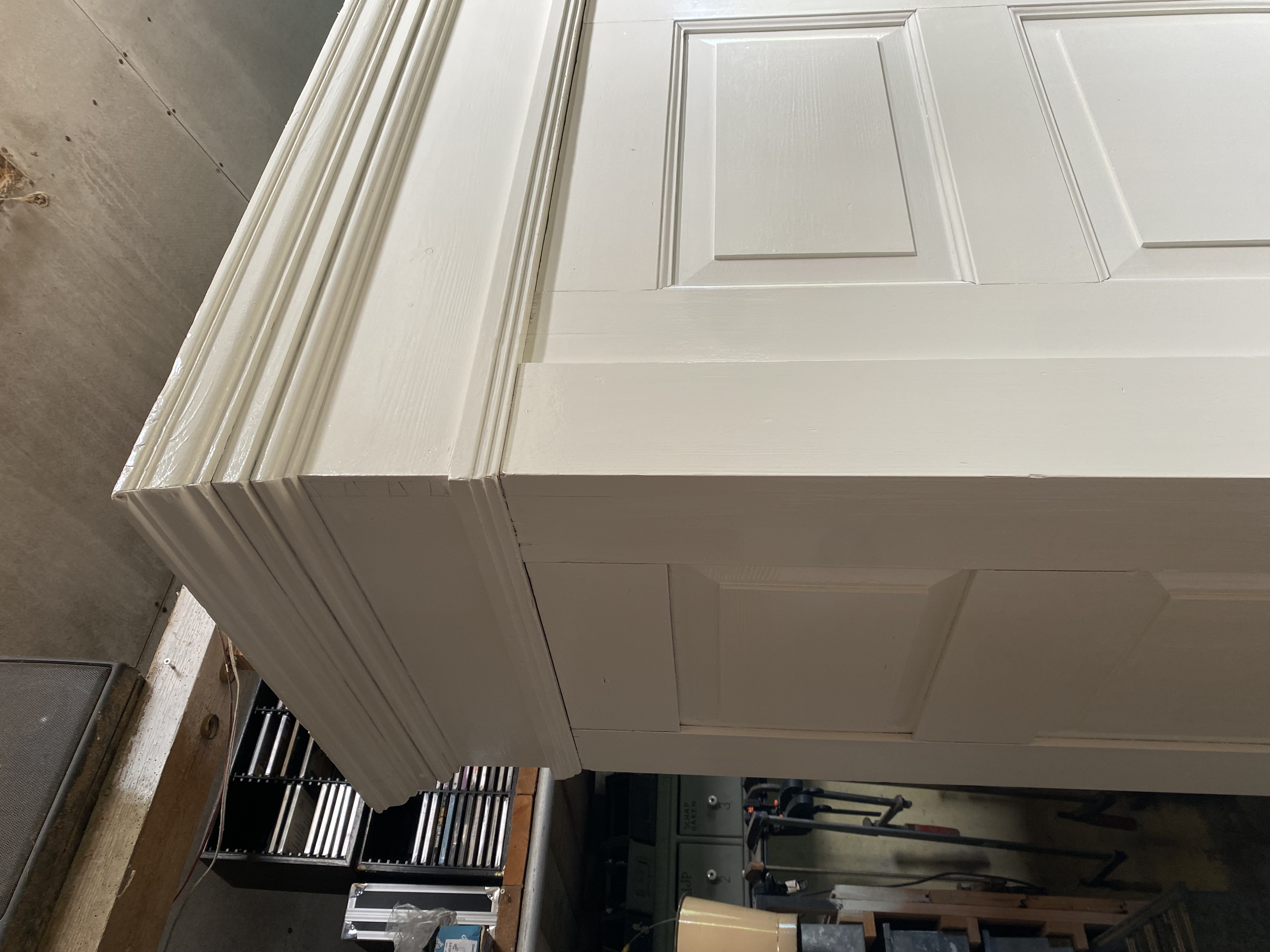 Grote roomwitte demontabele kast