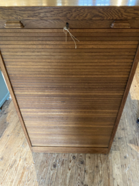 Roldeurkast met verstelbare planken.