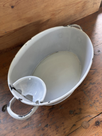 Wit emaille teiltje met zeepbakje