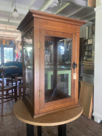 Oude orginele vitrine.