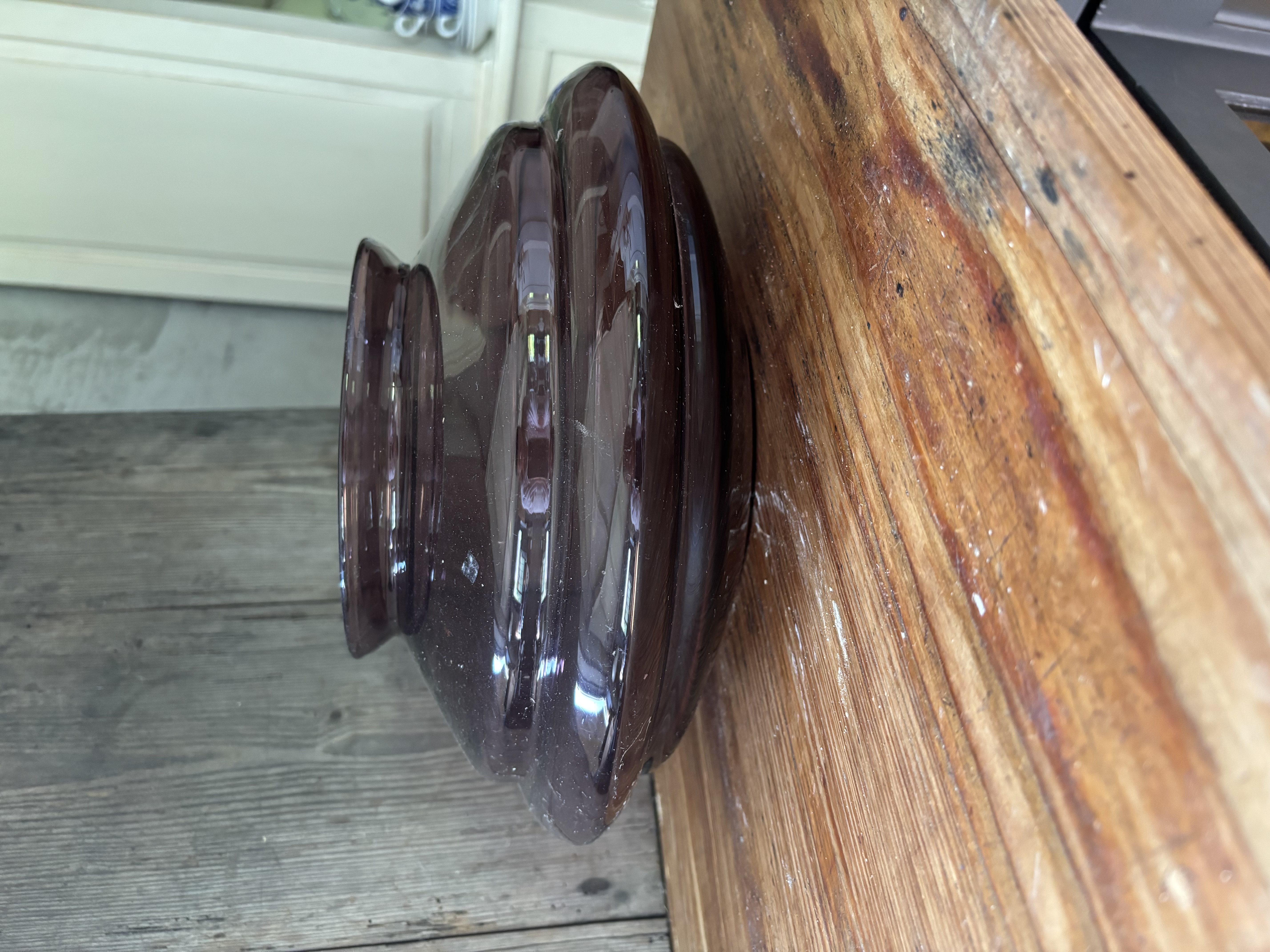 Aubergine kleurige vaas laag en breed