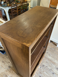 Roldeurkast met verstelbare planken.