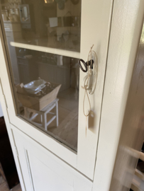 ( Verkocht ) Eendeurs vitrinekast met onderkast en deuren linksom open.