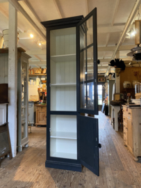 Smalle zwarte vitrinekast met onderkast.