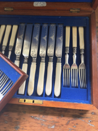 Cassette met 12 vorken en messen