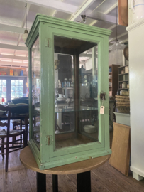 (Verkocht)Orginele oude groene vitrine.