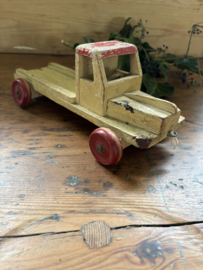 Oud houten vrachtautootje