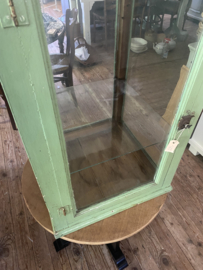 (Verkocht)Orginele oude groene vitrine.