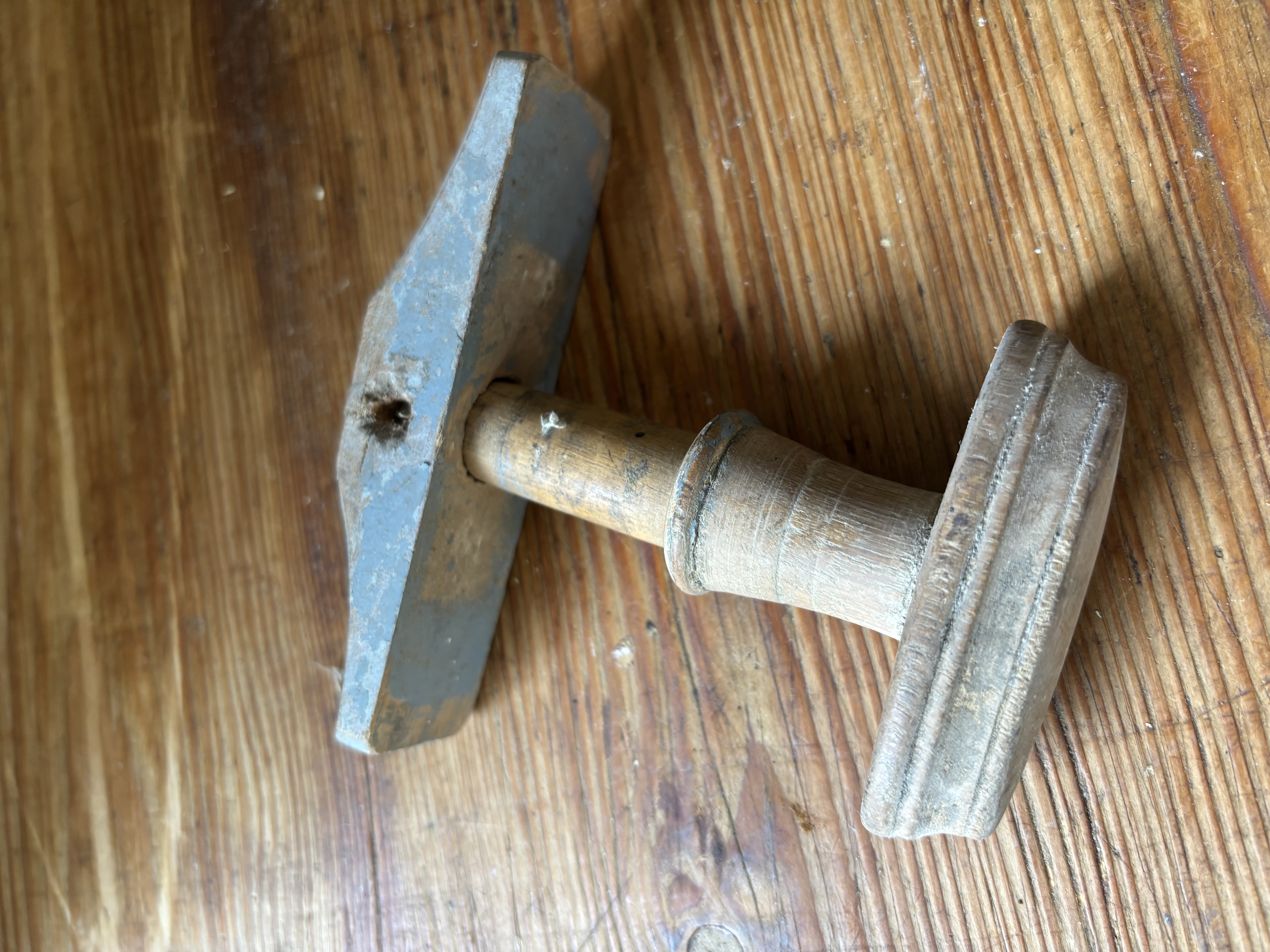 Enkele knop met grijze achterkant nr 19