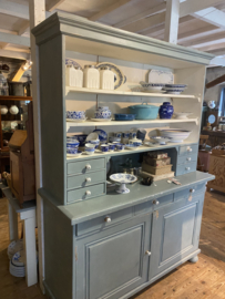 Grote winkelkast met veel lades.