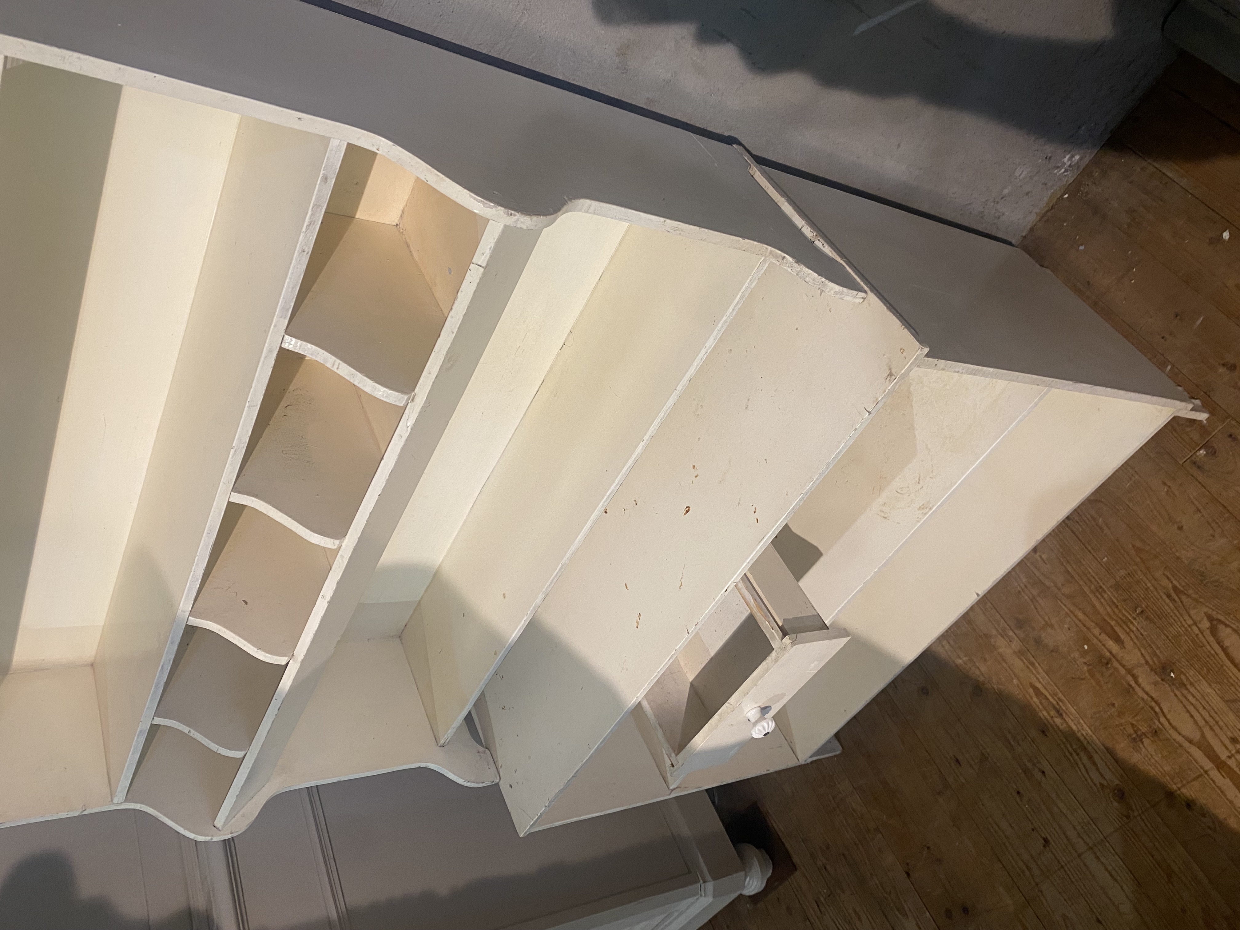 ( Verkocht ) Winkel grutterskastje in twee delen