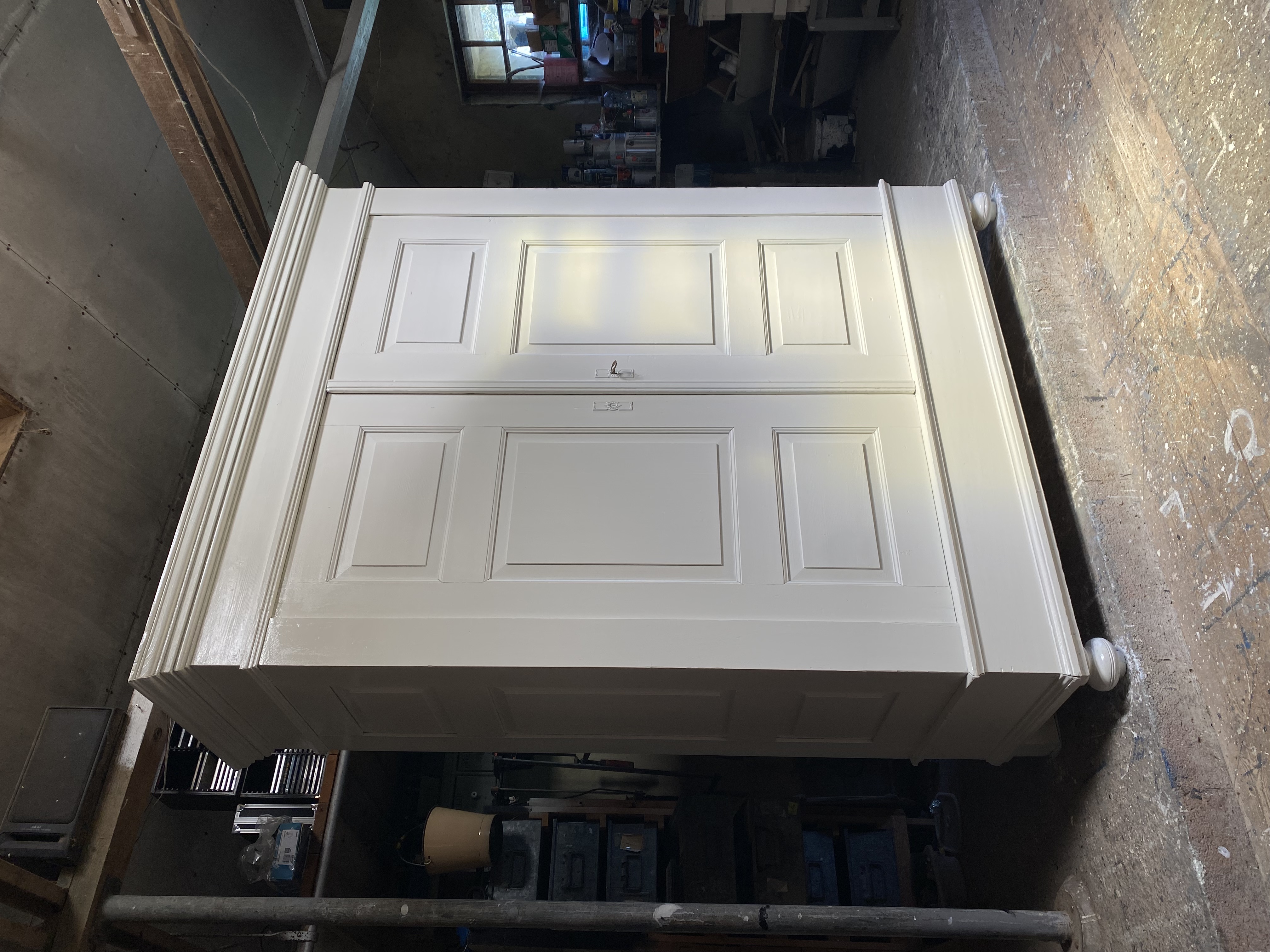 Grote roomwitte demontabele kast