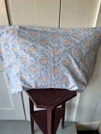 Blauw kussen met roze roos