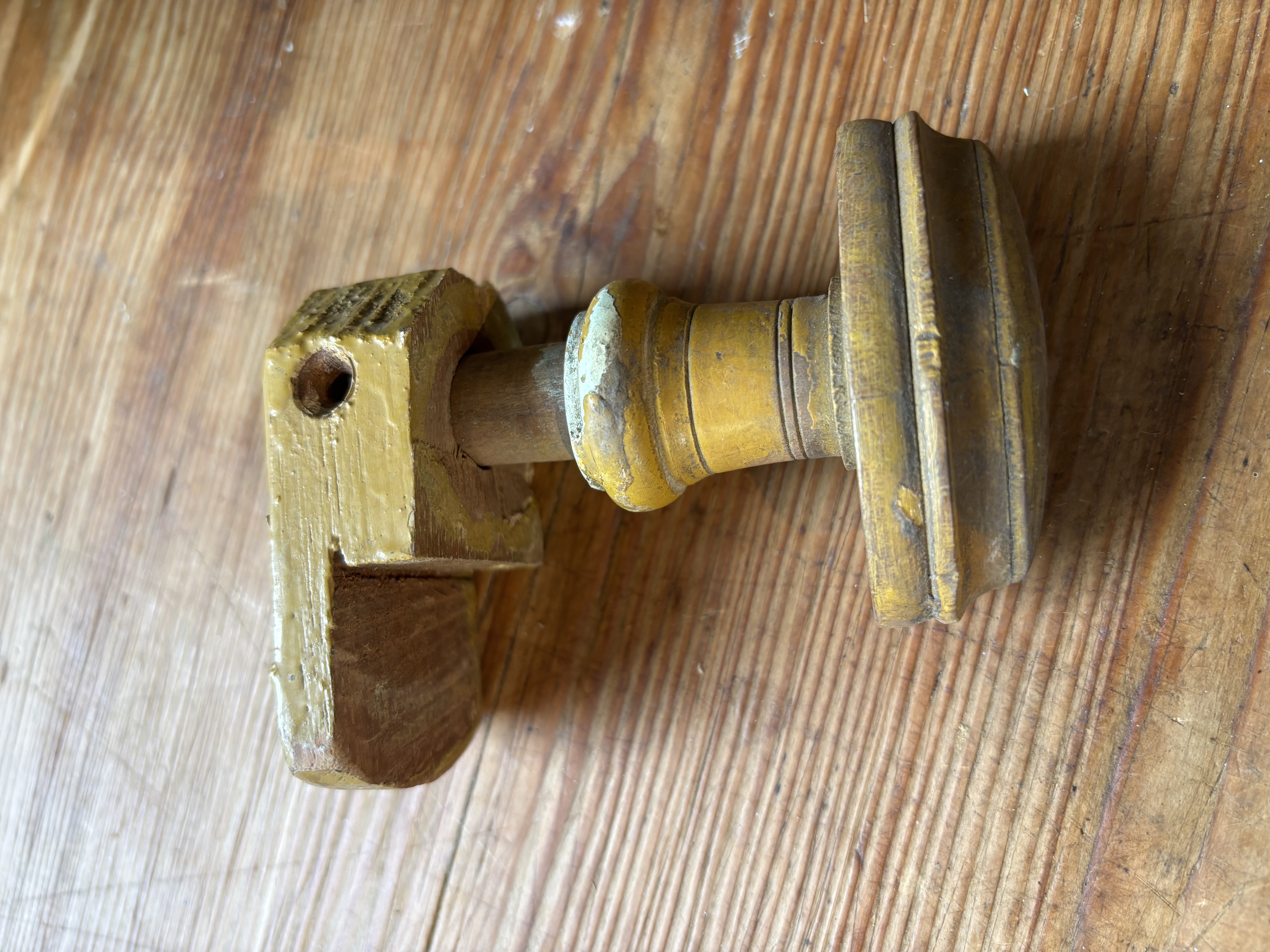 Kleine houtenknop met houten achterkant nr 21