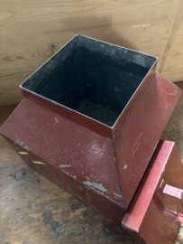 Groot donkerrood voorraadblik nr 11