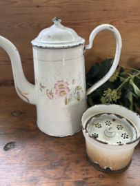 Gebloemde koffiepot met opstand
