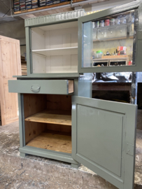 Groen vitrinekastje met onderkast.