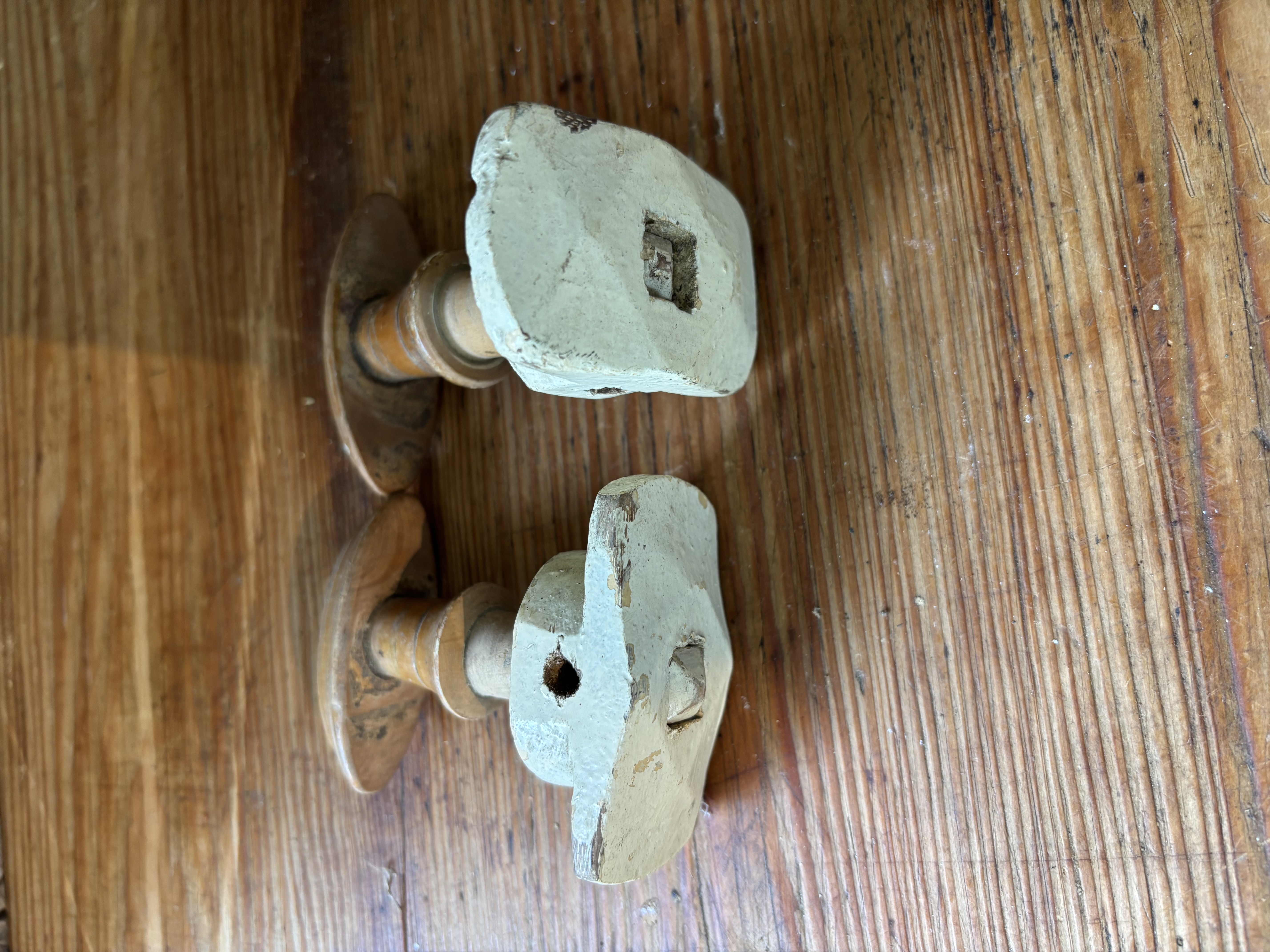 Twee enkele knoppen nr 18