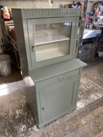 Groen vitrinekastje met onderkast.