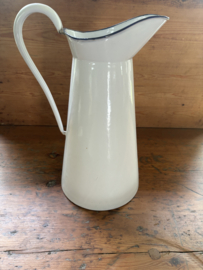 Wit emaille waterkan