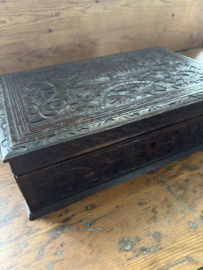 Prachtig gestoken kist met een vogel