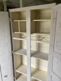Lichtgrijze houten lockerkast