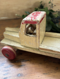 Oud houten vrachtautootje