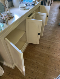 (Verkocht)Groot zandkleurig dressoir.