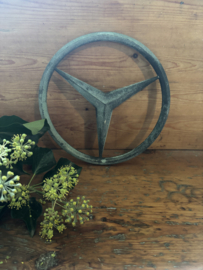 Groot keteltje Mercedes embleem