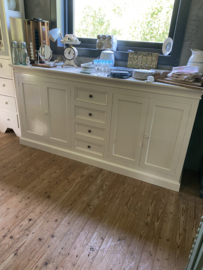 (Verkocht)Groot zandkleurig dressoir.